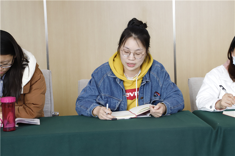国际部党支部书记张文兰就班会课程体系构建爱国主义教育实施的德育思考.JPG