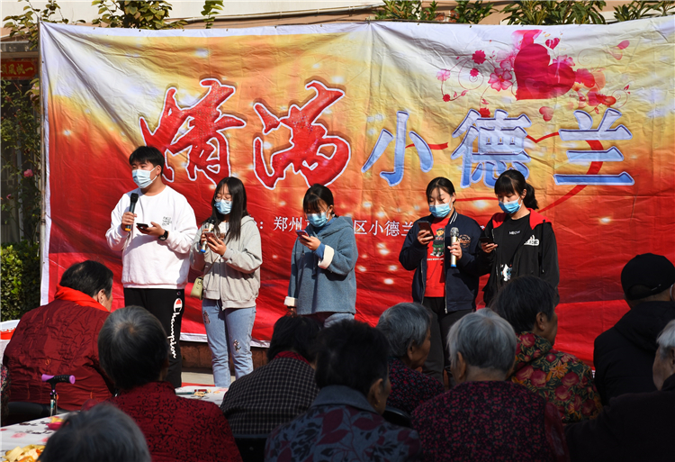 高二年级演唱《今天是你的生日》.jpg
