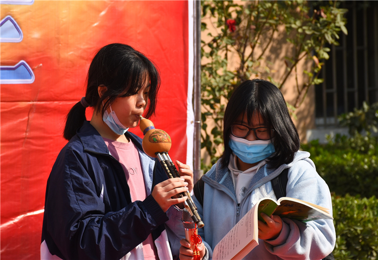 邹茹西同学的葫芦丝独奏.jpg