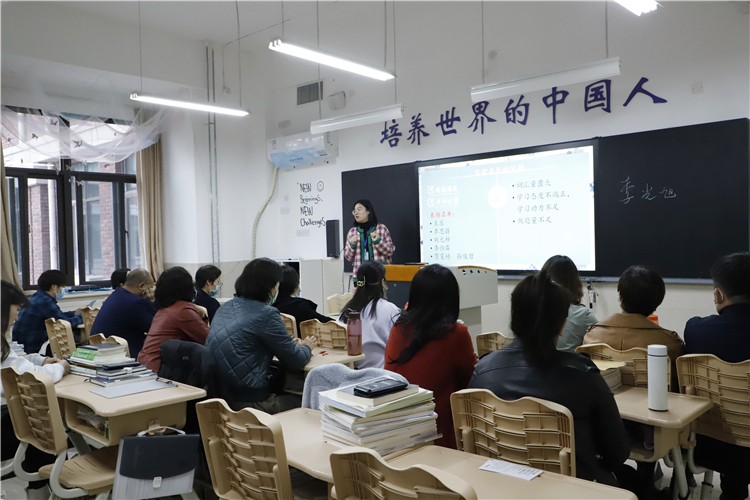 图片4：高二英语教师与家长分享学生学习情况.JPG