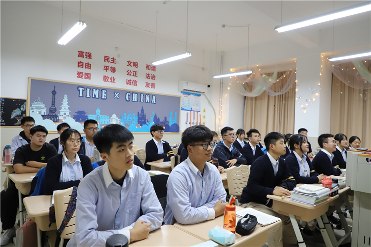 高二国际1班同学们全神贯注的参与.JPG