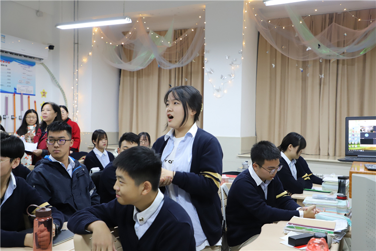 学生回答评委老师现场提问.JPG
