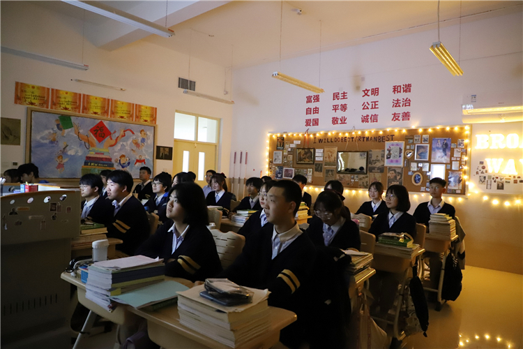 高二国际3班的“戏剧人生”主题.JPG