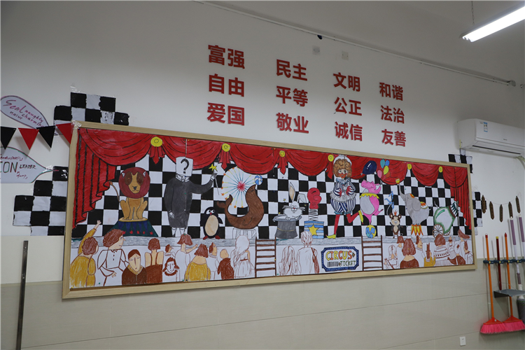 高三国际1班主板报.JPG