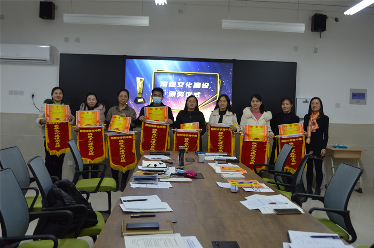获得一等奖班级合影.JPG