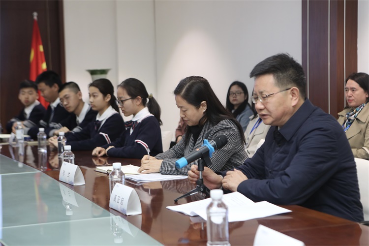 郑州中学党委书记、校长高正起介绍学校办学情况.jpg