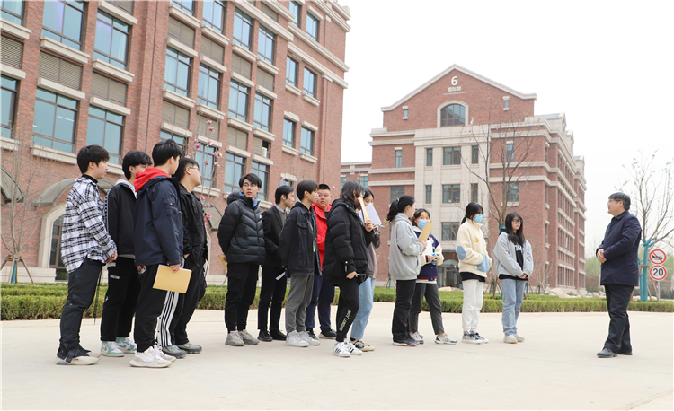师生探讨郑中学子应具备的八种素质.jpg