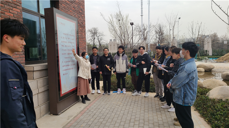 老师讲解学校育人目标“世界的中国人”内涵.jpg
