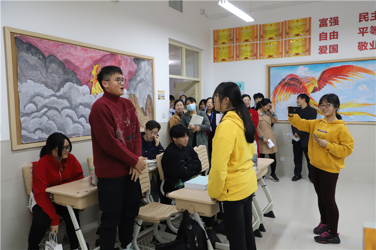 班级文化建设展示时用小品诠释班级制度文化.JPG