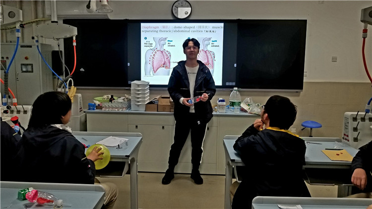 图片1：学生在生物实验课上进行模型演示.jpg