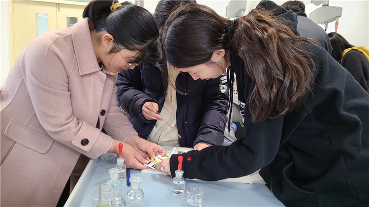 图片4：生物实验课堂.jpg