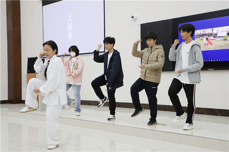 跟老师学太极.JPG