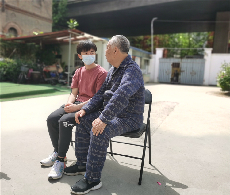 听爷爷讲年轻时的故事.jpg