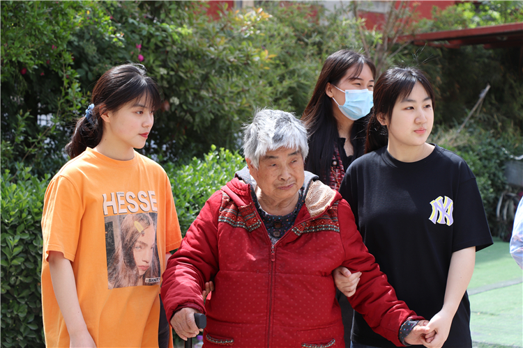 志愿者们搀扶老人做游戏.jpg