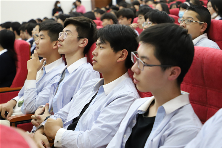 学生专心听报告.jpg