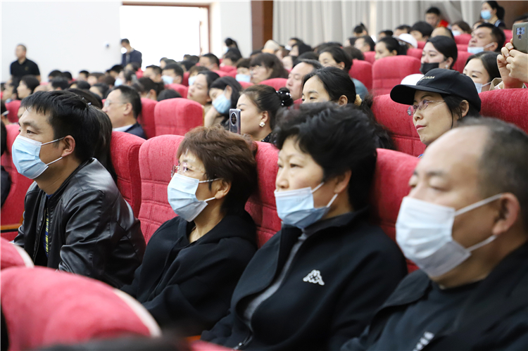 家长听报告.jpg