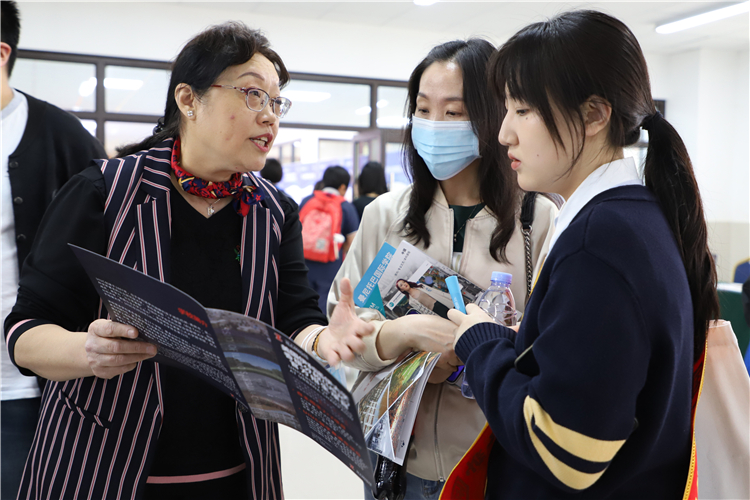 学生咨询.jpg