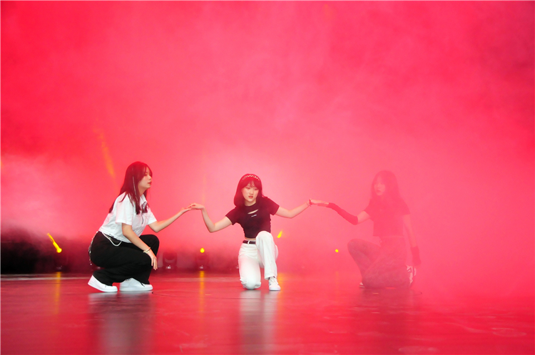 国际部舞蹈《Blink》.jpg