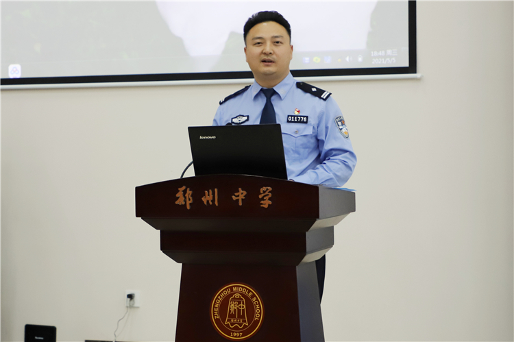 郎龙飞警官作报告.jpg