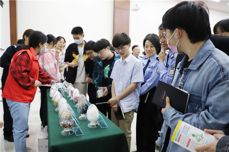 现场参观毒品模型展.jpg