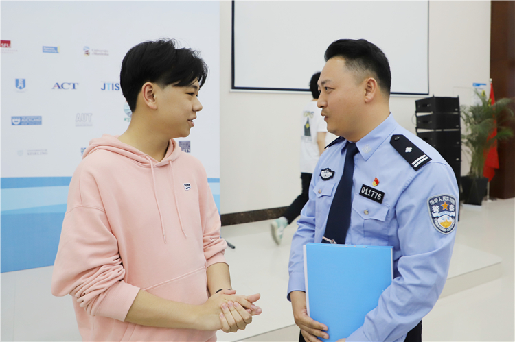 学生与郎警官交流.jpg