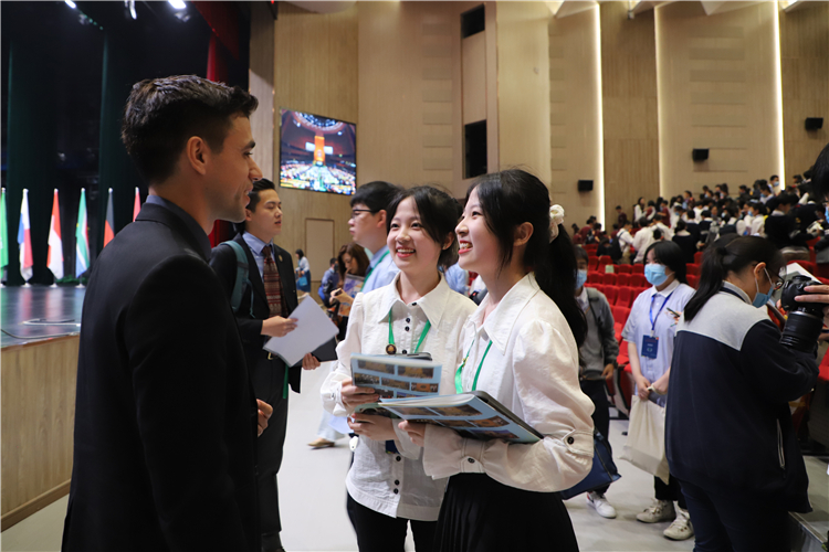 代表与英语学术顾问交流.jpg