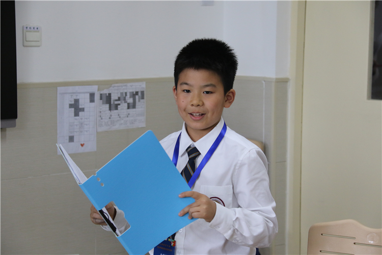 小小少年勇敢陈述观点.JPG