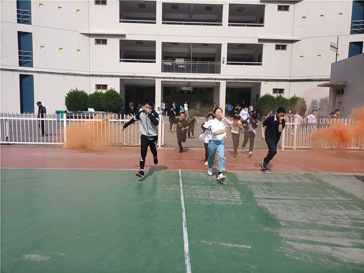 学生有序撤离.jpg