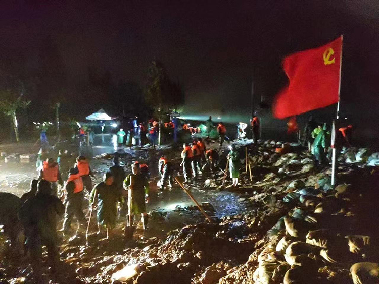 狂风暴雨中解放军连夜防汛抢险救灾.jpg