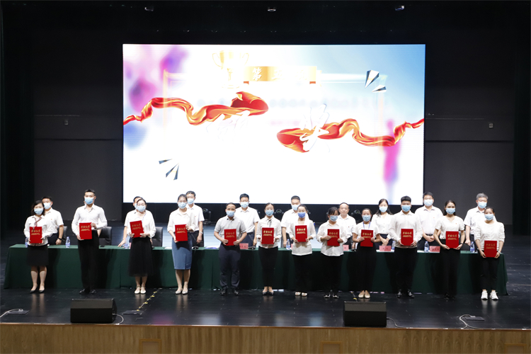 为优秀教师代表、优秀班主任代表、优秀教育工作者代表颁奖.JPG