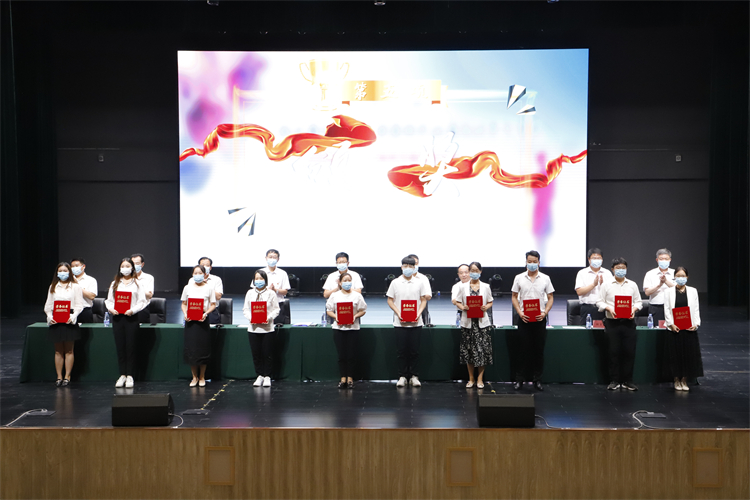 为青年教师新秀代表、课改先进个人代表、新闻宣传工作先进个人代表颁奖.JPG