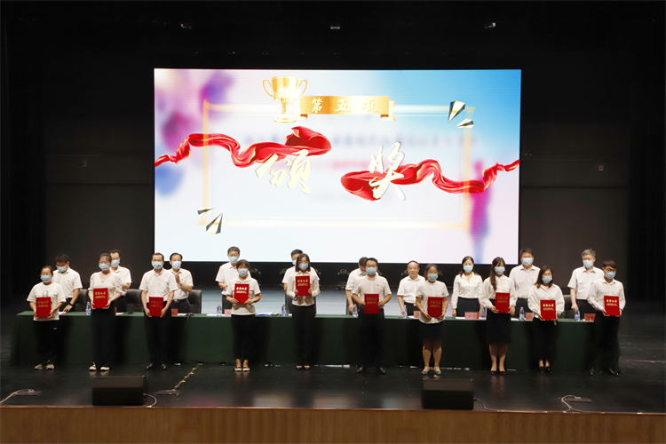 为防疫、防汛工作先进个人颁奖.JPG