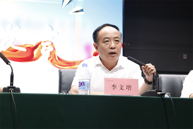 学校党委副书记李文增主持表彰大会.JPG