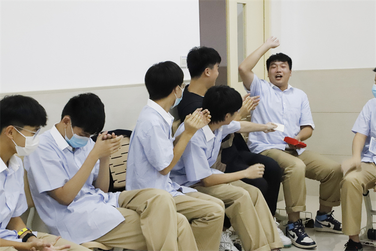 高一3 击鼓传花.JPG