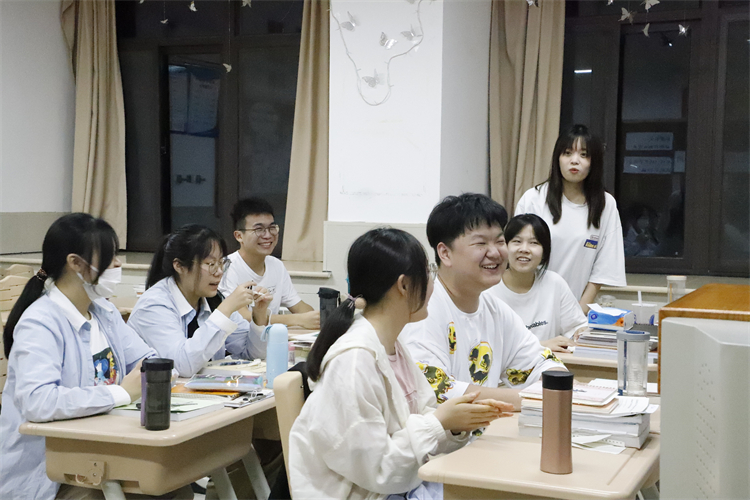 其乐融融的班会现场.JPG