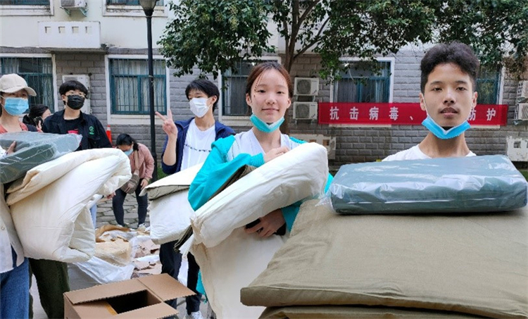 发放被褥.jpg