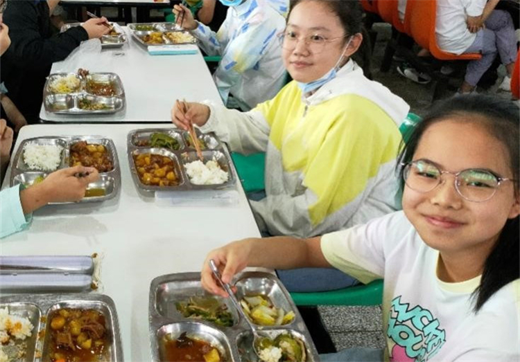 吃午饭.jpg