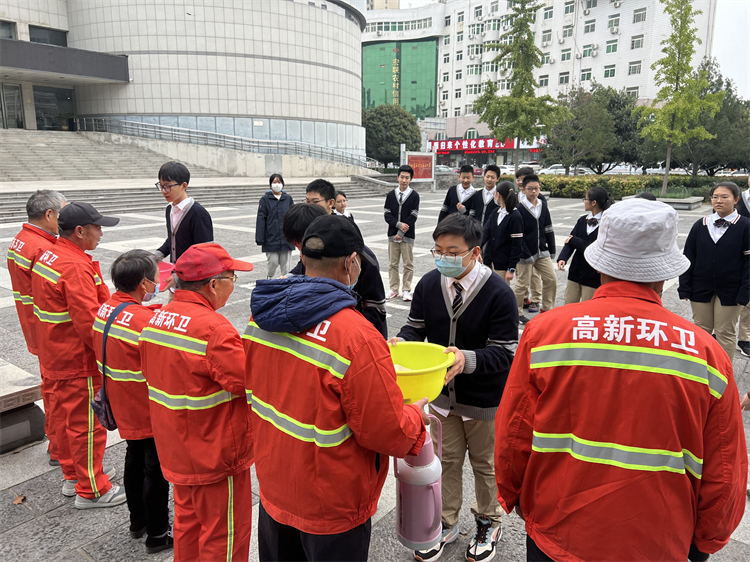 节日献上一份爱心.JPG