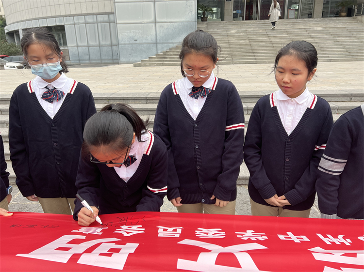 郑重签下自己的名字.JPG