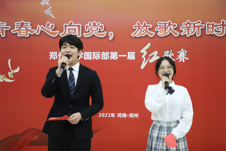 图片1  主持人闪亮登场.JPG