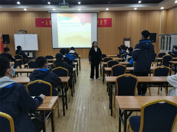 同学们踊跃发言.jpg
