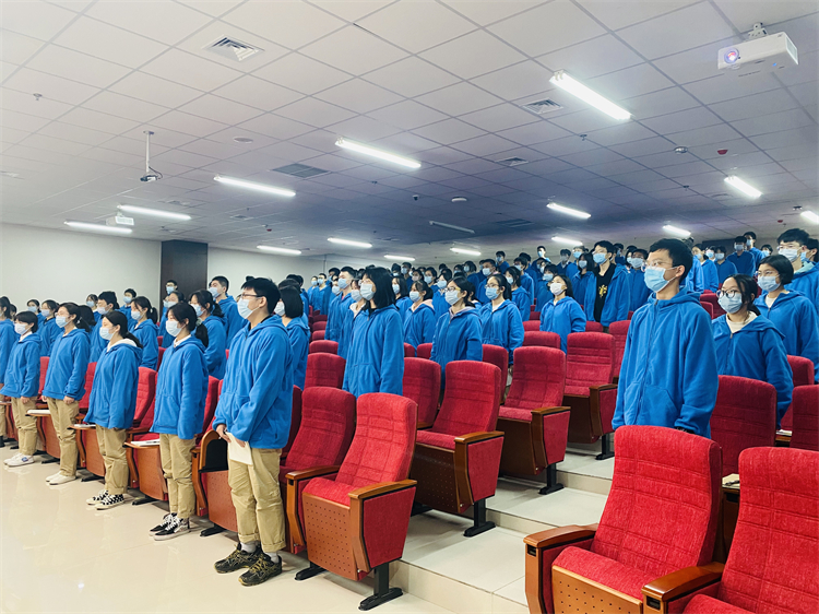 全体同学奏唱共青团团歌.jpg