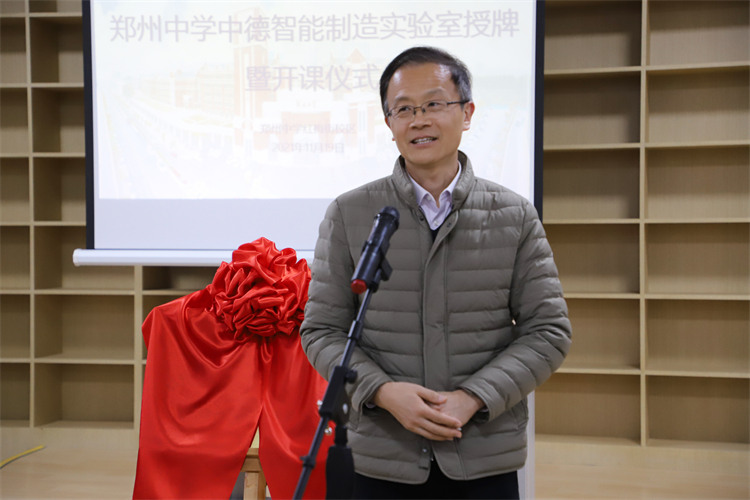 图片2：郑州大学中德学院院长侯维岩教授亲切交流.JPG