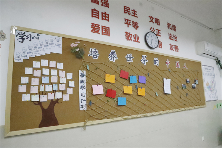 图片9：高一4班主板报.JPG