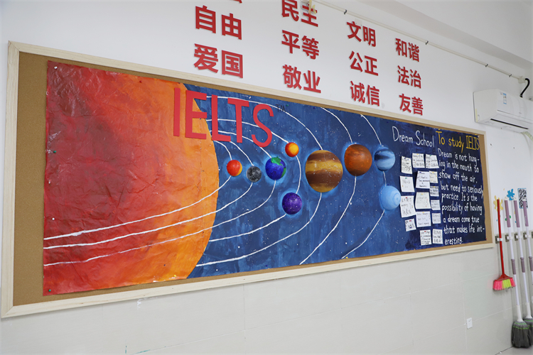 图片14：高二国际2班“太阳系”主题板报.JPG