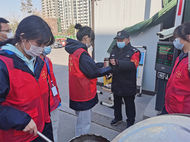 图4：给保安师傅送梨羹.jpg