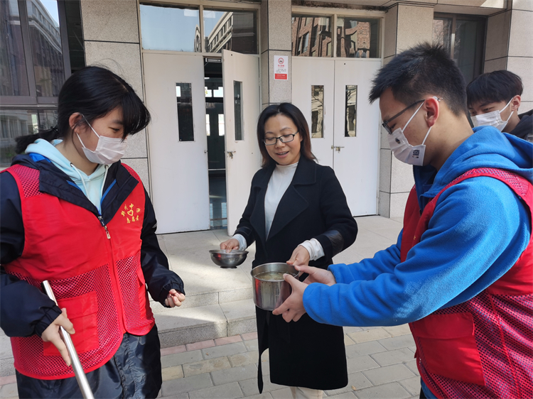 图7：帮宿管阿姨盛装梨羹.jpg