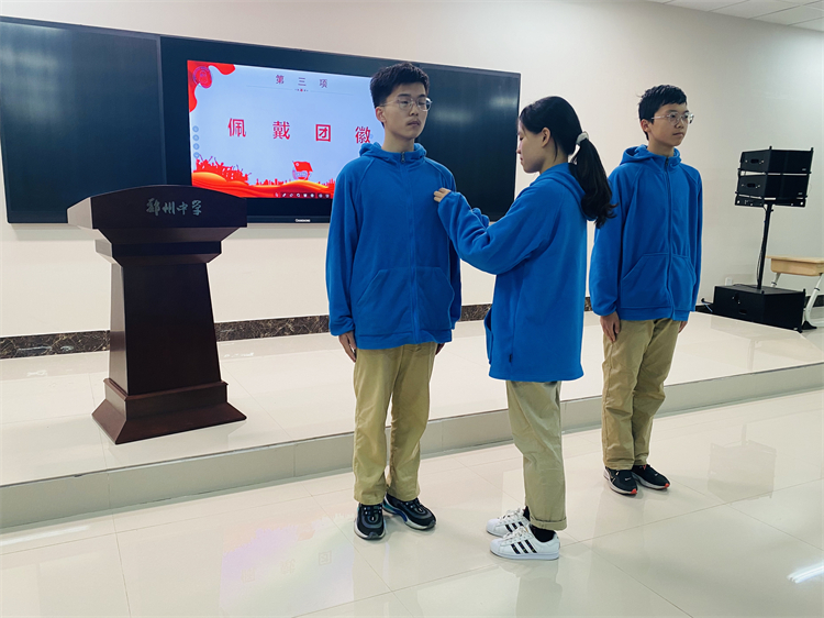 老团员代表为新团员代表佩戴团徽.jpg