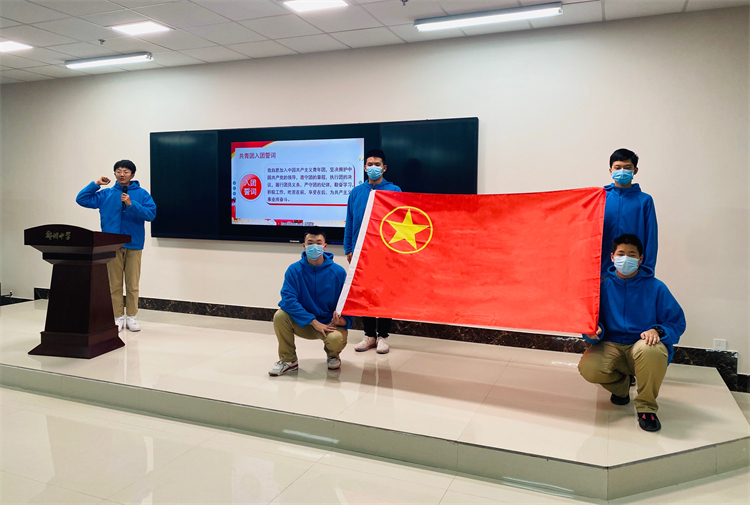 全体团员庄严宣誓.jpg