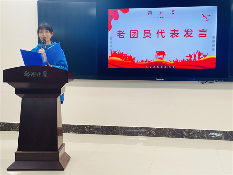 高三10班张涵嫣同学代表老团员发言.jpg